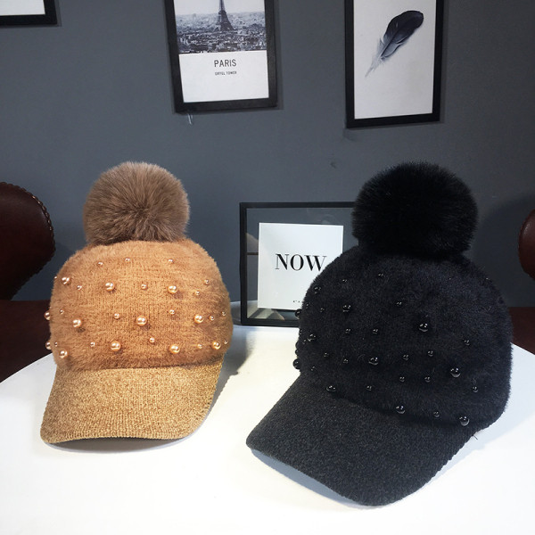 Téli plüss női sapka napellenzővel, pehellyel és gyöngyökkel