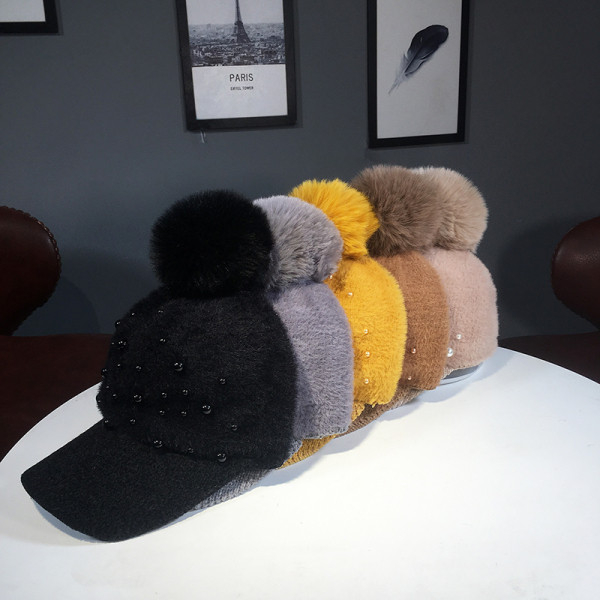 Téli plüss női sapka napellenzővel, pehellyel és gyöngyökkel