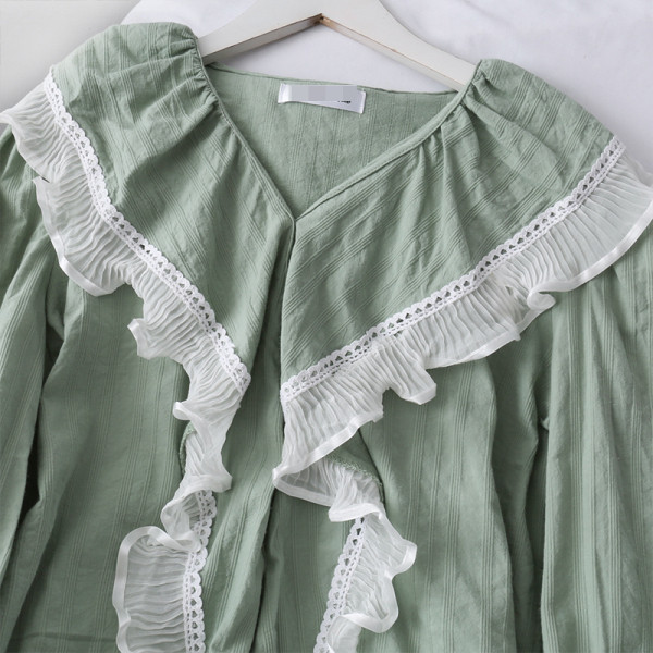 Modern női blúz spitz nyakkivágással és csipkével