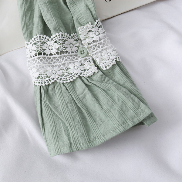 Modern női blúz spitz nyakkivágással és csipkével