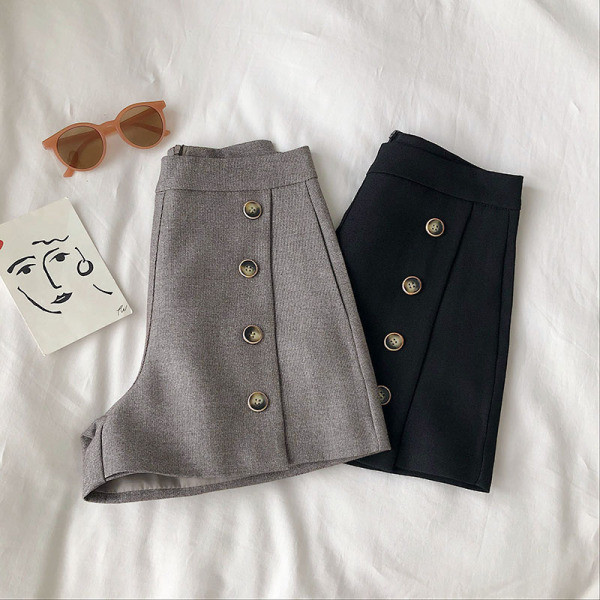 Къси дамски панталони широк модел с копчета и висока талия