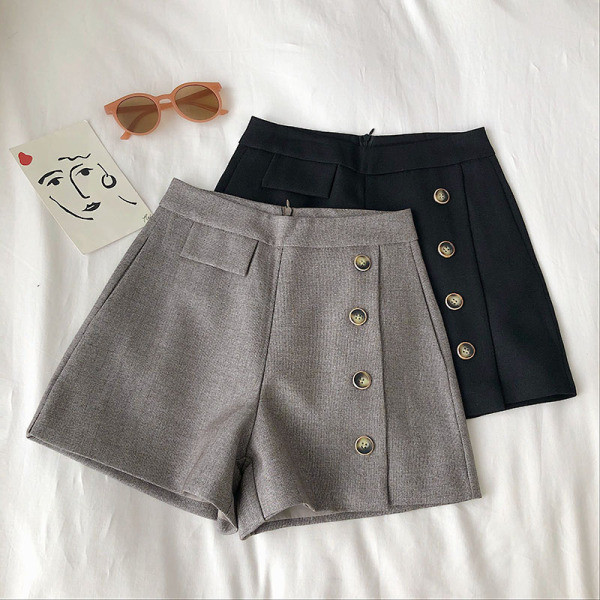 Къси дамски панталони широк модел с копчета и висока талия