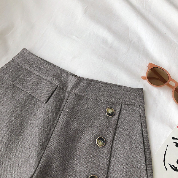 Къси дамски панталони широк модел с копчета и висока талия