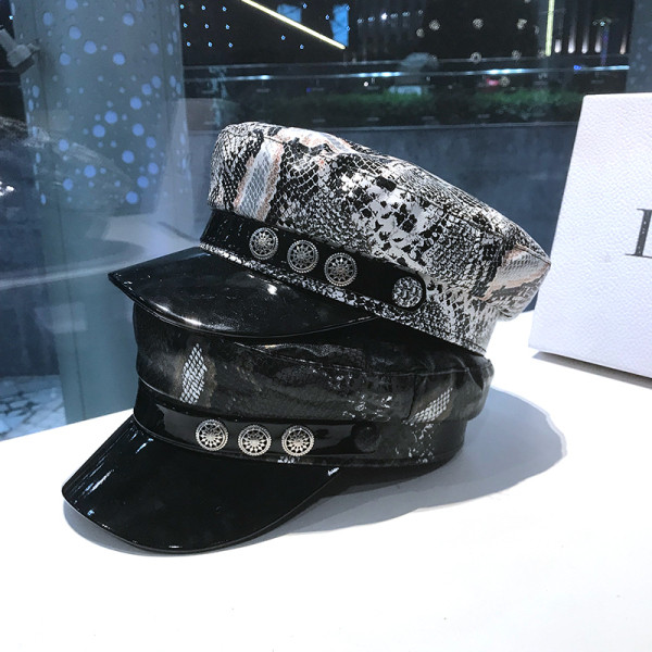 Női sapka bőr ellenzővel, állatmintával és fém díszítéssel