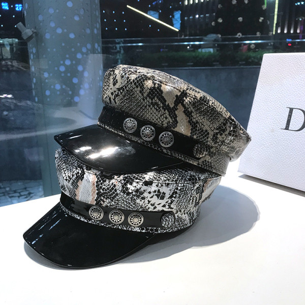 Női sapka bőr ellenzővel, állatmintával és fém díszítéssel