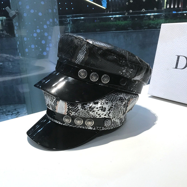 Női sapka bőr ellenzővel, állatmintával és fém díszítéssel