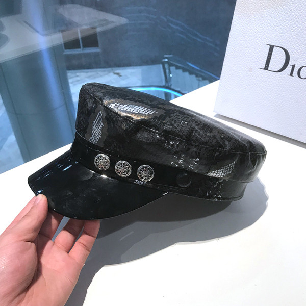 Női sapka bőr ellenzővel, állatmintával és fém díszítéssel