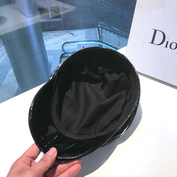 Női sapka bőr ellenzővel, állatmintával és fém díszítéssel