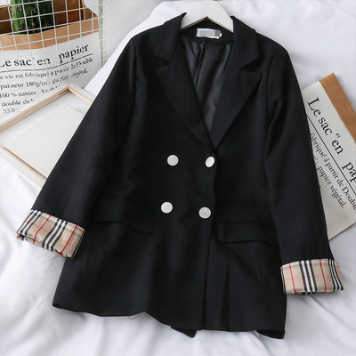 Модерно дамско сако с копчета и шпиц деколте - прав модел