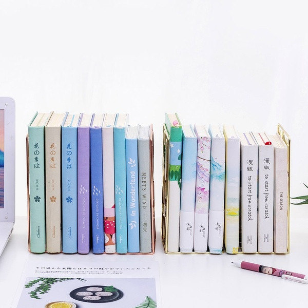 Stačiakampio formos metalinis stovas knygoms ir žurnalams su gėlių piešiniu