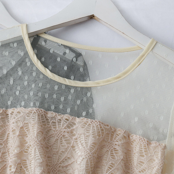 Modern női ruha ovális nyakkivágással és csipkével