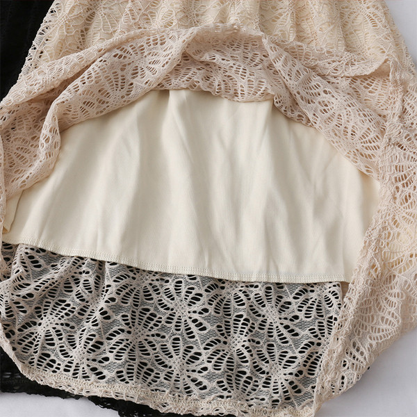 Modern női ruha ovális nyakkivágással és csipkével