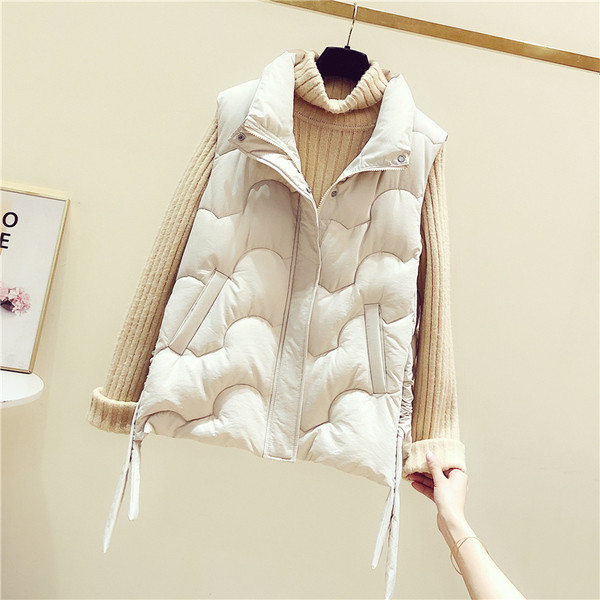 Téli női mellény nélküli modell magas gallérral és oldalsó megkötővel