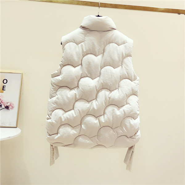 Téli női mellény nélküli modell magas gallérral és oldalsó megkötővel