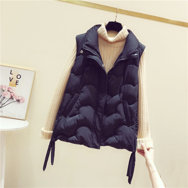 Téli női mellény nélküli modell magas gallérral és oldalsó megkötővel