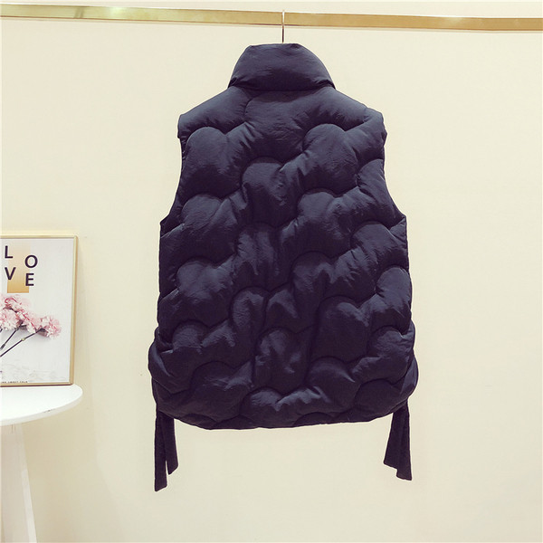 Téli női mellény nélküli modell magas gallérral és oldalsó megkötővel