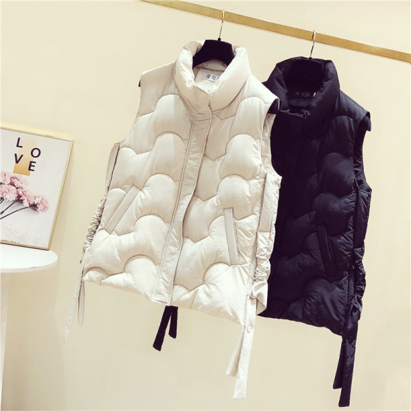 Téli női mellény nélküli modell magas gallérral és oldalsó megkötővel