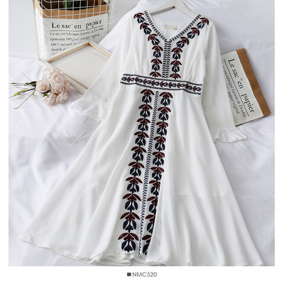 Uue mudeliga naiste kleit spitsikaelusega, tikandite ja lootosevarrukatega