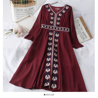 Uue mudeliga naiste kleit spitsikaelusega, tikandite ja lootosevarrukatega