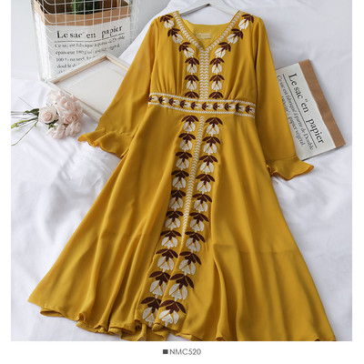 Uue mudeliga naiste kleit spitsikaelusega, tikandite ja lootosevarrukatega