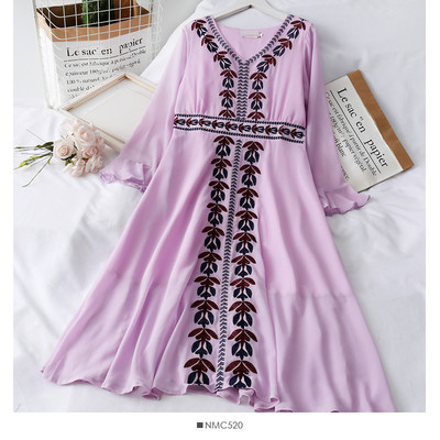 Uue mudeliga naiste kleit spitsikaelusega, tikandite ja lootosevarrukatega