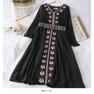 Uue mudeliga naiste kleit spitsikaelusega, tikandite ja lootosevarrukatega