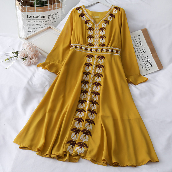 Uue mudeliga naiste kleit spitsikaelusega, tikandite ja lootosevarrukatega