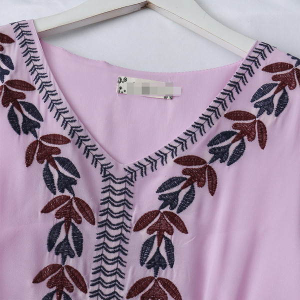 Uue mudeliga naiste kleit spitsikaelusega, tikandite ja lootosevarrukatega