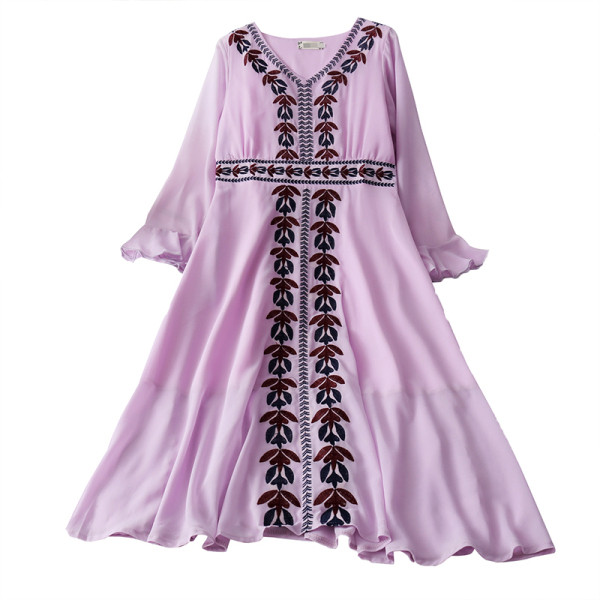 Uue mudeliga naiste kleit spitsikaelusega, tikandite ja lootosevarrukatega