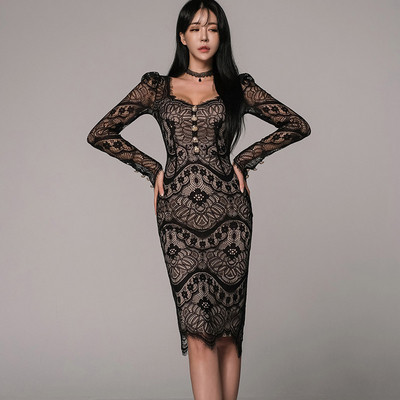 Κομψό δαντελωτό γυναικείο φόρεμα με κουμπιά σε μαύρο και άσπρο χρώμα