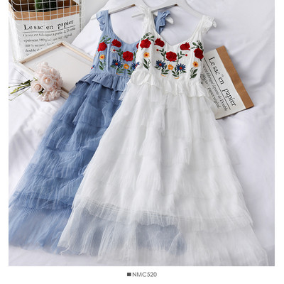 Modern női ruha hímzéssel és tüllel