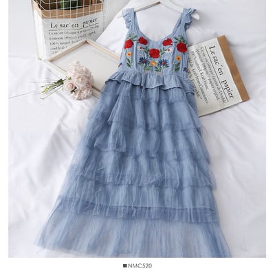 Modern női ruha hímzéssel és tüllel