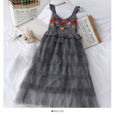 Modern női ruha hímzéssel és tüllel