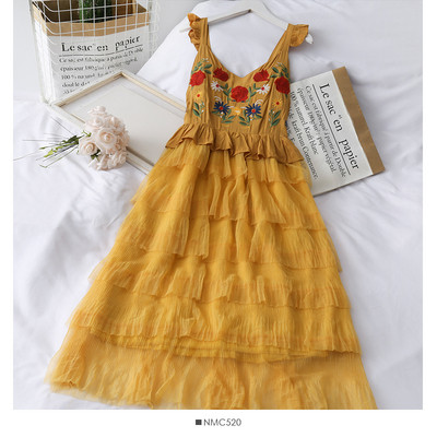 Modern női ruha hímzéssel és tüllel