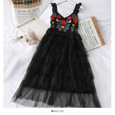 Modern női ruha hímzéssel és tüllel