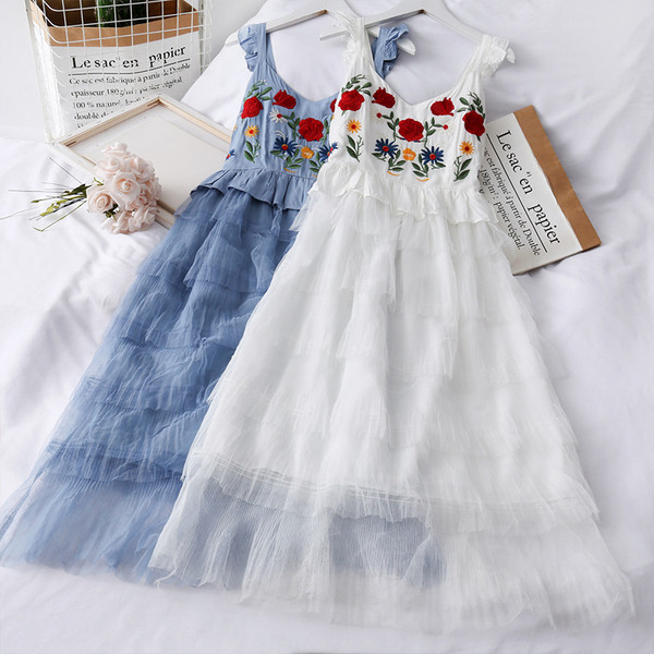 Modern női ruha hímzéssel és tüllel