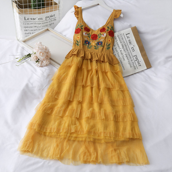 Modern női ruha hímzéssel és tüllel