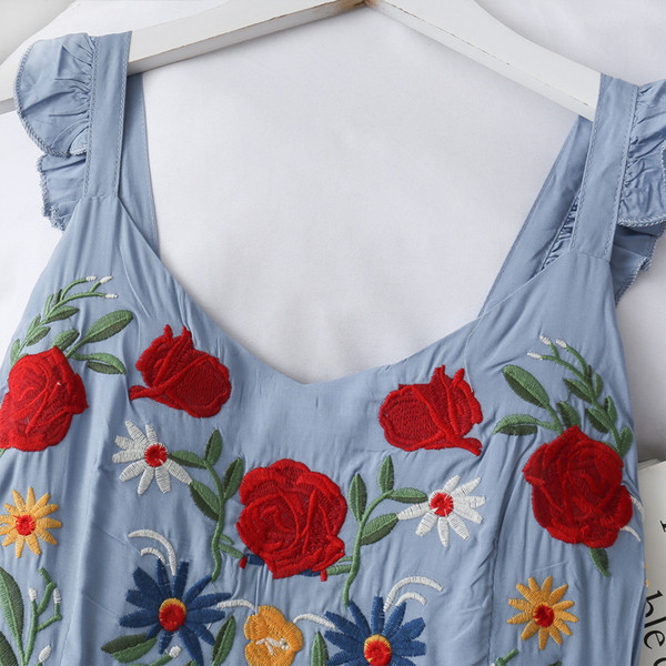 Modern női ruha hímzéssel és tüllel