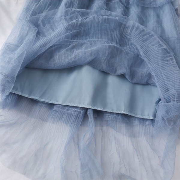 Modern női ruha hímzéssel és tüllel