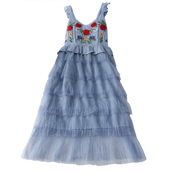 Modern női ruha hímzéssel és tüllel