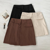 Rövid női szoknya gombokkal és A-vonallal