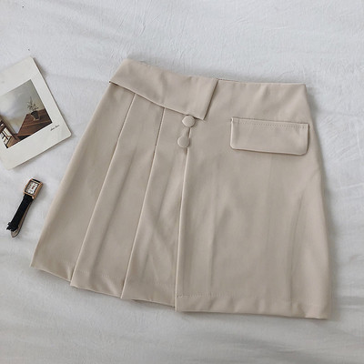 Rövid női szoknya gombokkal és A-vonallal