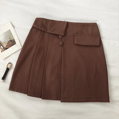 Rövid női szoknya gombokkal és A-vonallal