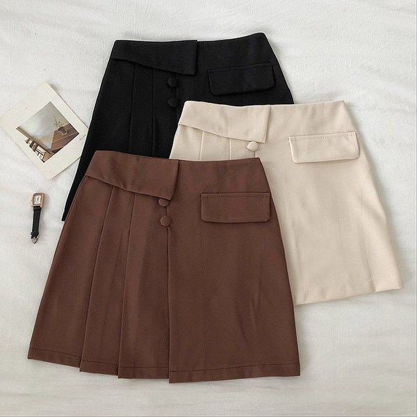 Rövid női szoknya gombokkal és A-vonallal