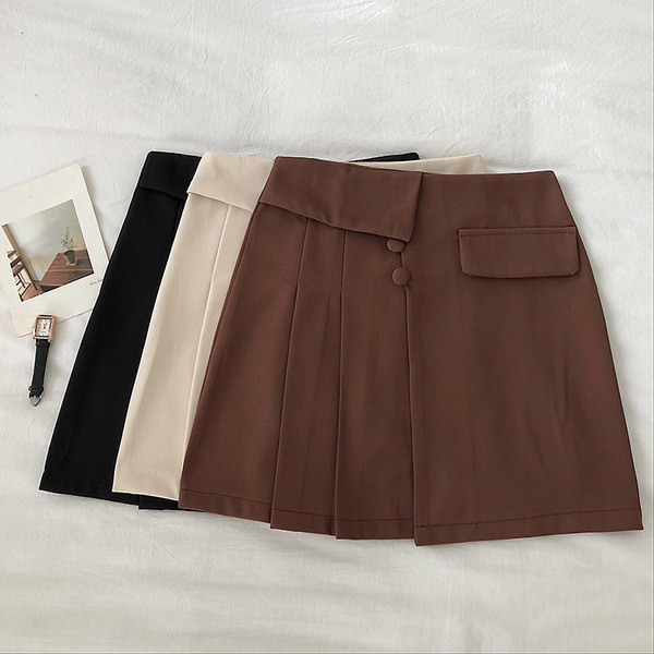 Rövid női szoknya gombokkal és A-vonallal