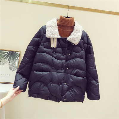 Nappali női téli kabát gombokkal és pehelygallérral rögzítve