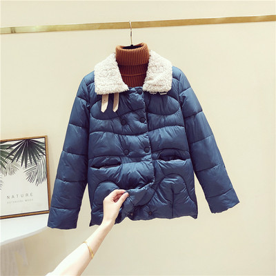 Nappali női téli kabát gombokkal és pehelygallérral rögzítve