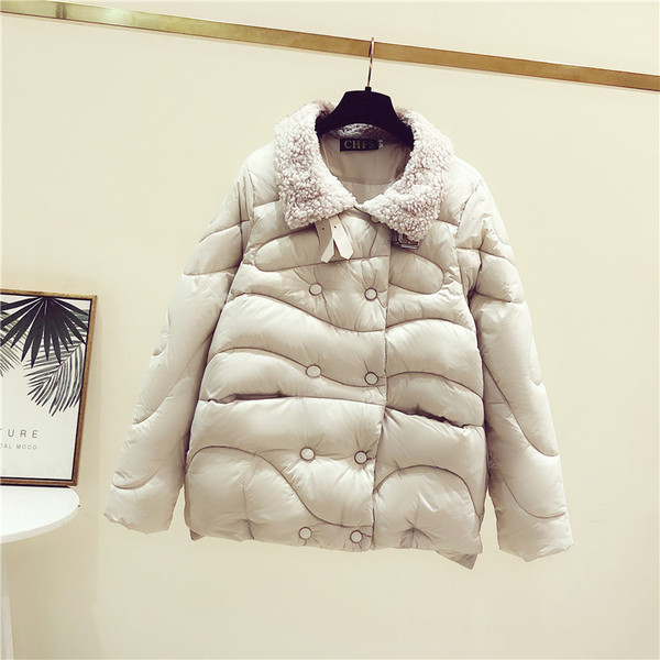 Nappali női téli kabát gombokkal és pehelygallérral rögzítve