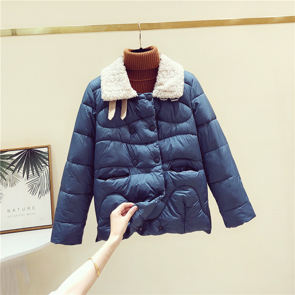 Nappali női téli kabát gombokkal és pehelygallérral rögzítve