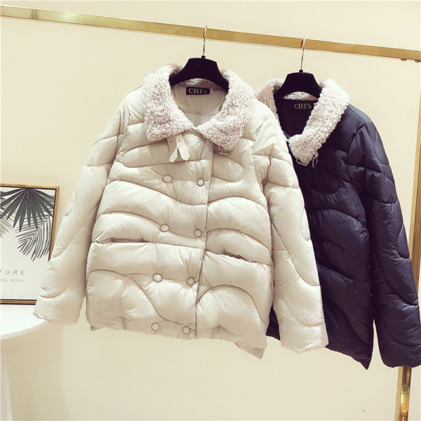 Nappali női téli kabát gombokkal és pehelygallérral rögzítve